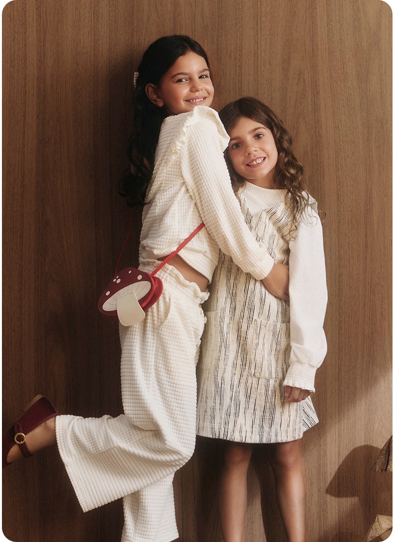 Meninas se abraçando vestindo a Collab Missinclof + Riachuelo