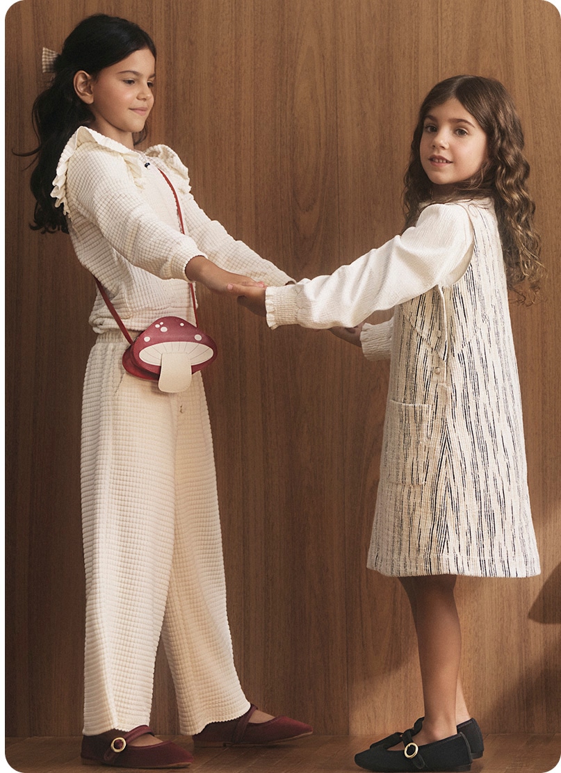 Duas meninas vestindo a coleção tal mãe, tal filha da Collab Missinclof + Riachuelo