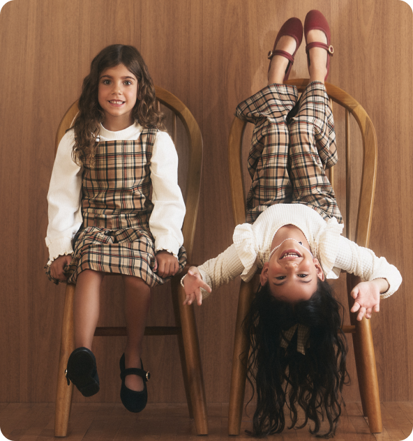 Duas meninas vestindo a coleção tal mãe, tal filha da Collab Missinclof + Riachuelo