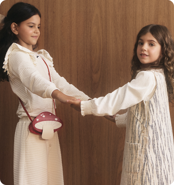 Duas meninas vestindo a coleção tal mãe, tal filha da Collab Missinclof + Riachuelo