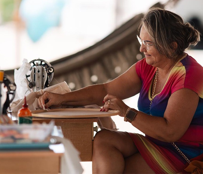 Colaboradora fazendo bordado